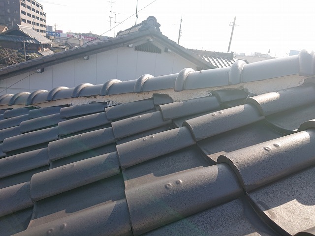 羽島市で漆喰部分の状態確認、経年劣化した漆喰と雀口に補填されていた漆喰の剥がれが発覚しました